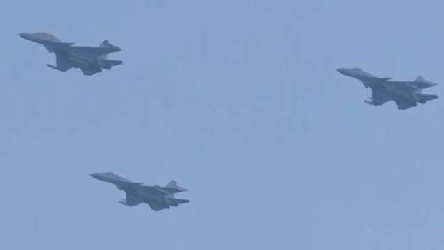 舰载机梯队接受检阅，歼-35飞过天安门广场上空