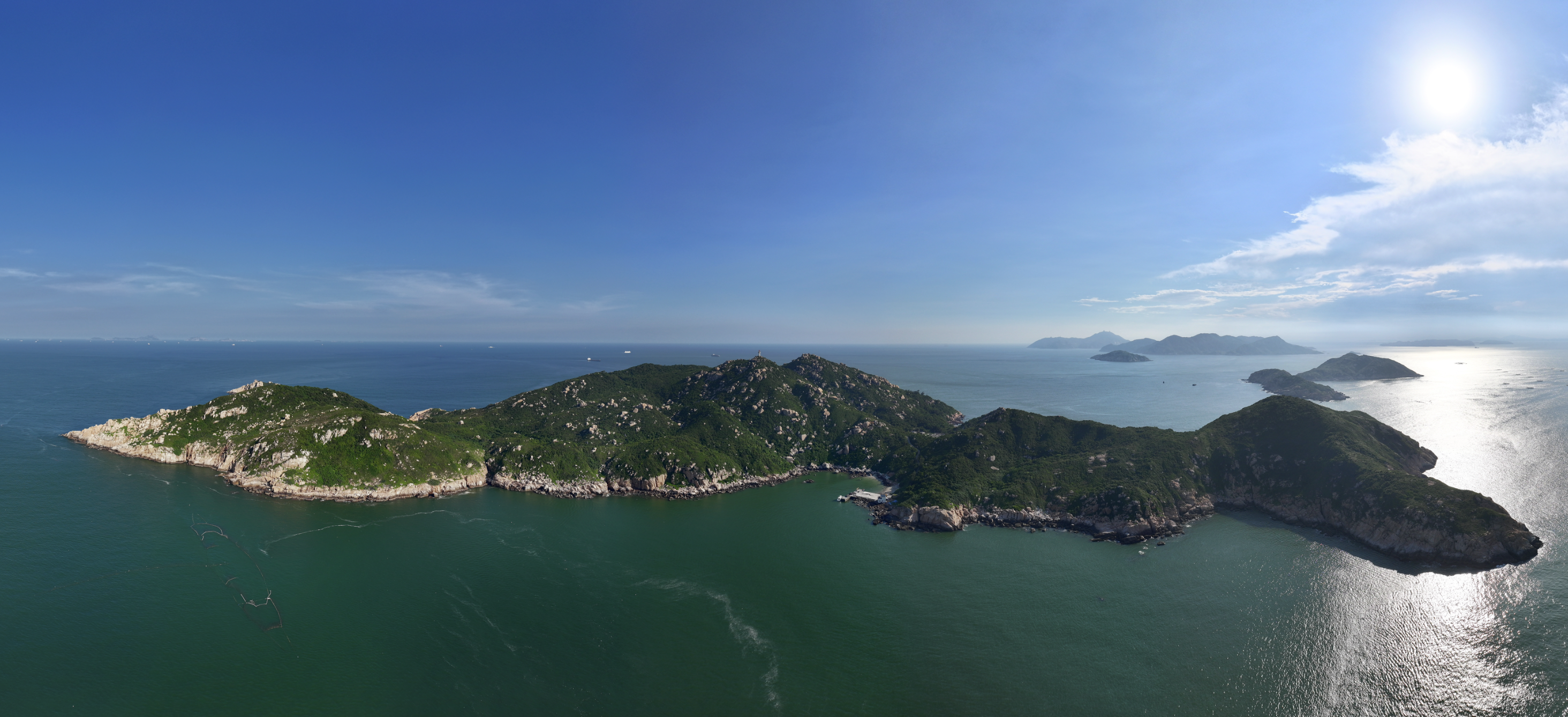 	竹洲环抱着一方澄澈海域，成为多种经济鱼类的天然产卵场，更成为现代海洋牧场的理想所在。南方日报、南方+记者 关铭荣 摄