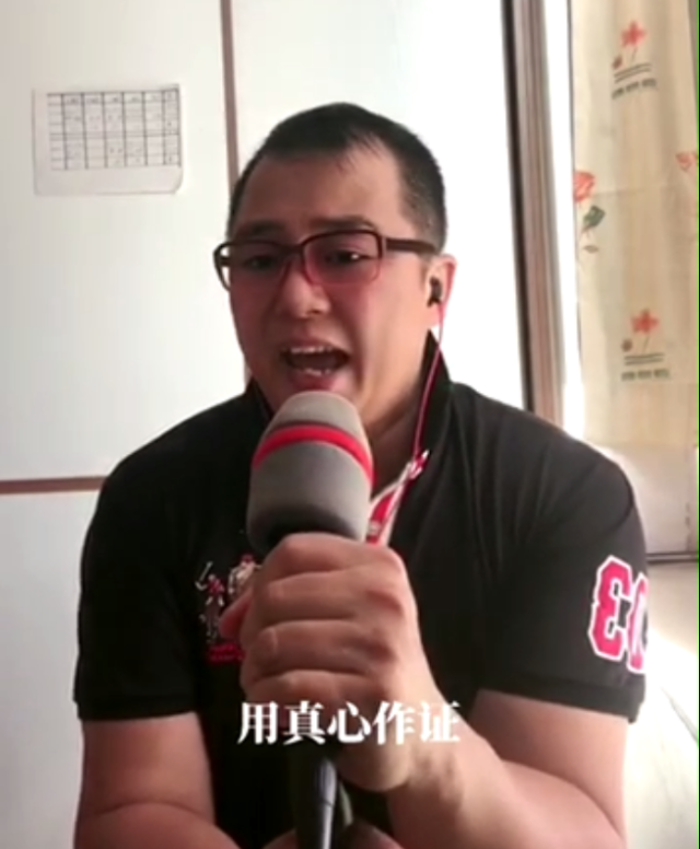 苏卫桦在家中练习唱歌。