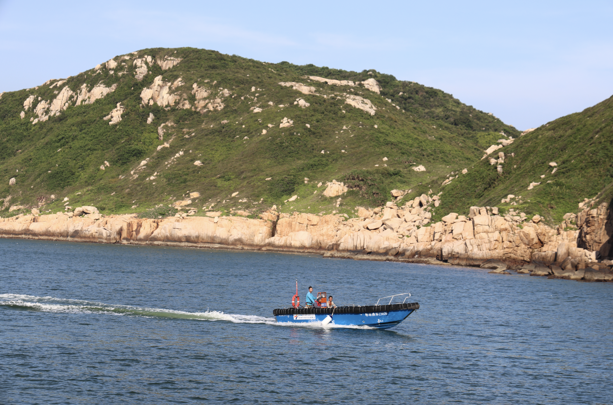 养殖工人在竹洲附近海域来回忙碌。陈我风 摄