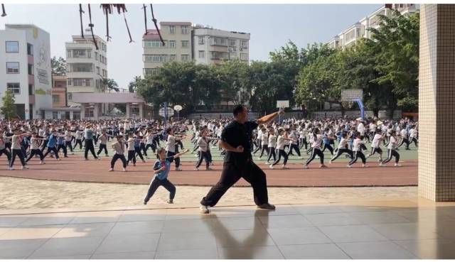 苏卫桦在家中练习唱歌。未获得理想的成绩。在元旦、