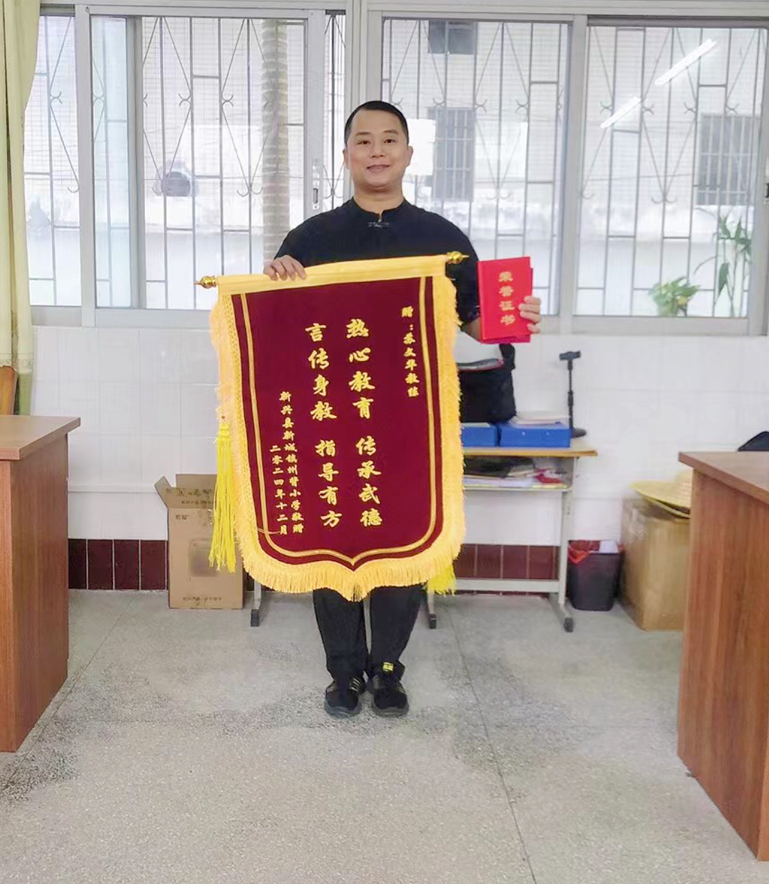 苏卫桦在家中练习唱歌。今年