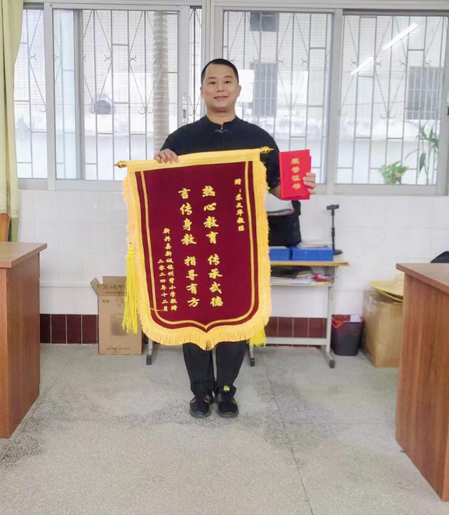 苏卫桦展示收到的锦旗。