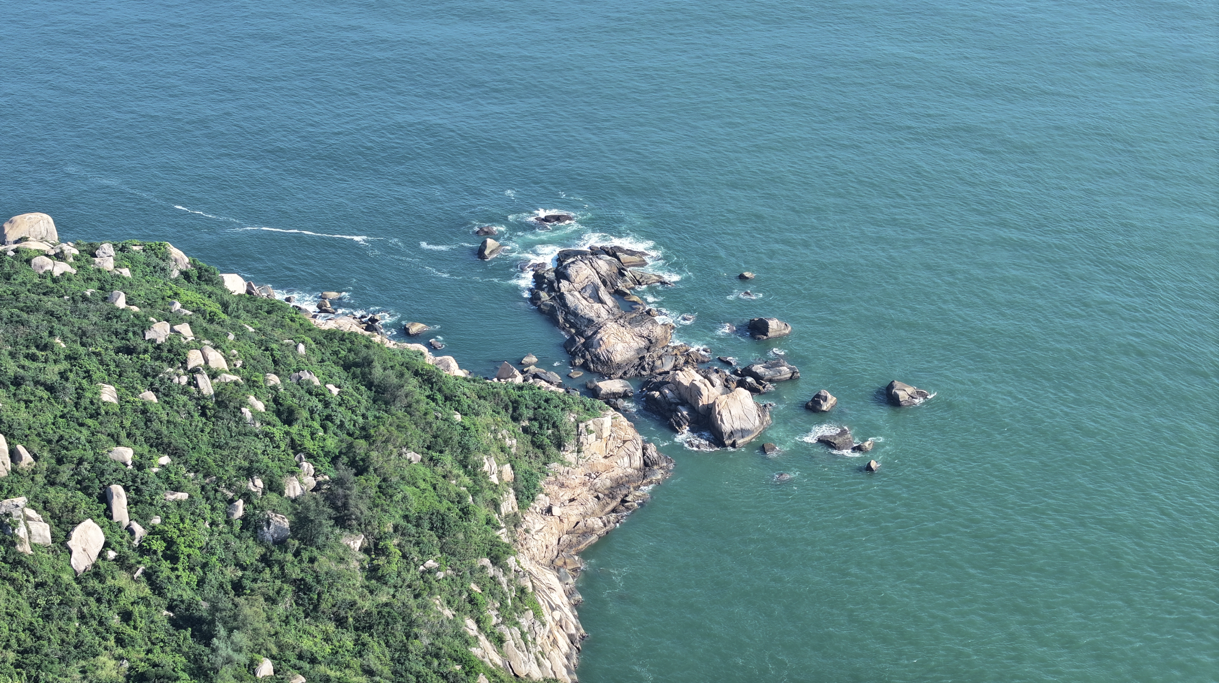 浪花拍打着竹洲海岸，雕琢出曲折蜿蜒的天然港湾。南方日报、南方+记者 关铭荣 摄