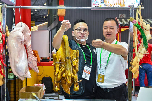 澄海狮头鹅亮相第十一届成都国际都市现代农业博览会。