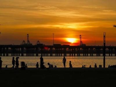 前海这片沙滩，阳光下闪闪发光