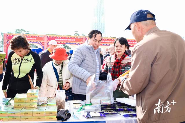 有中国游客在日本参与滑翔伞活动时坠海，中使馆提醒