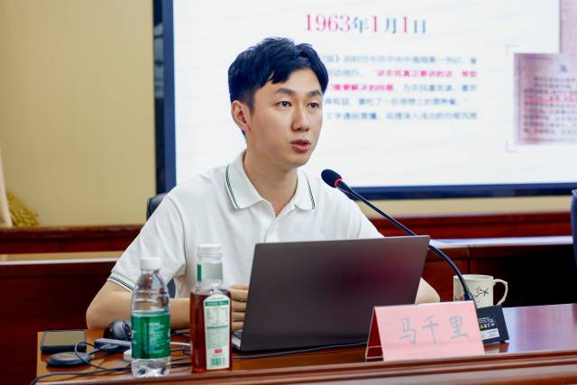 南方农村报真乡工作室内容总监马千里在活动现场路演。