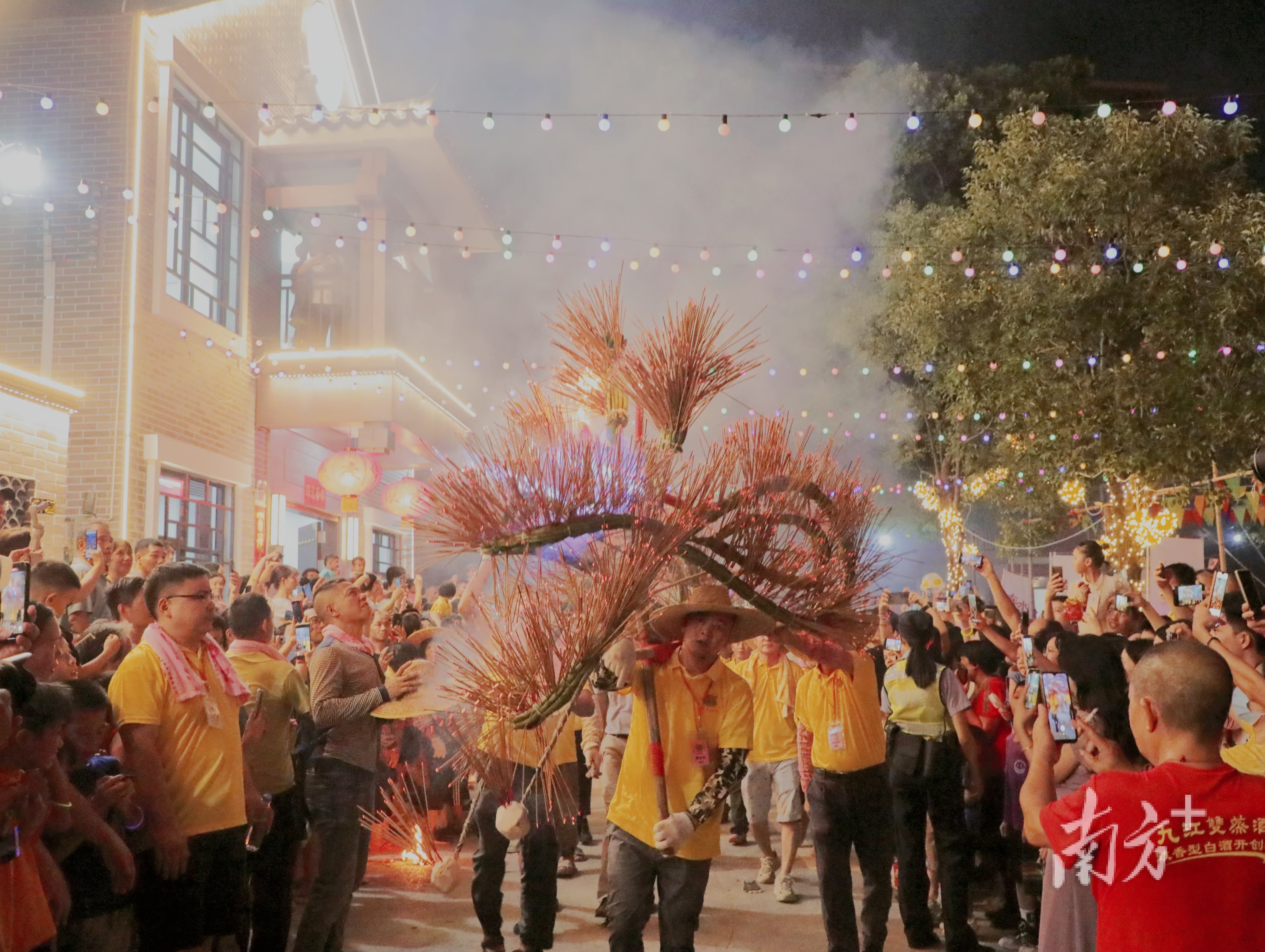 10月6-7日，南庄金秋舞火龙上演群龙共舞盛景，共同庆祝中秋佳节。&nbsp; &nbsp;资料图片，南庄镇供图