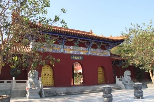 晚霞寺。位于六祖镇枫洞村锦水（新兴江干流，古称锦水）河畔，“锦水拖蓝”“枫洞晚霞”是唐代新兴八景之一。