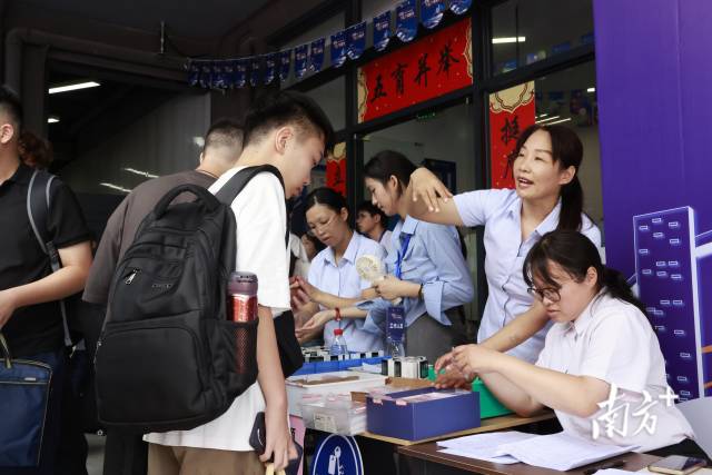 新生报到现场。 受访者 供图