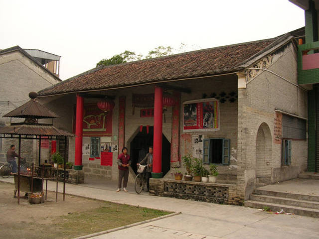 六祖故居位于六祖镇夏卢村，是祈福、朝圣、旅游的理想之地。