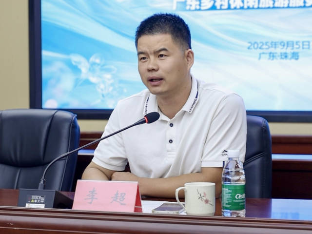 斗门区斗门镇党委委员，团委书记李超欢迎真乡团队到来。