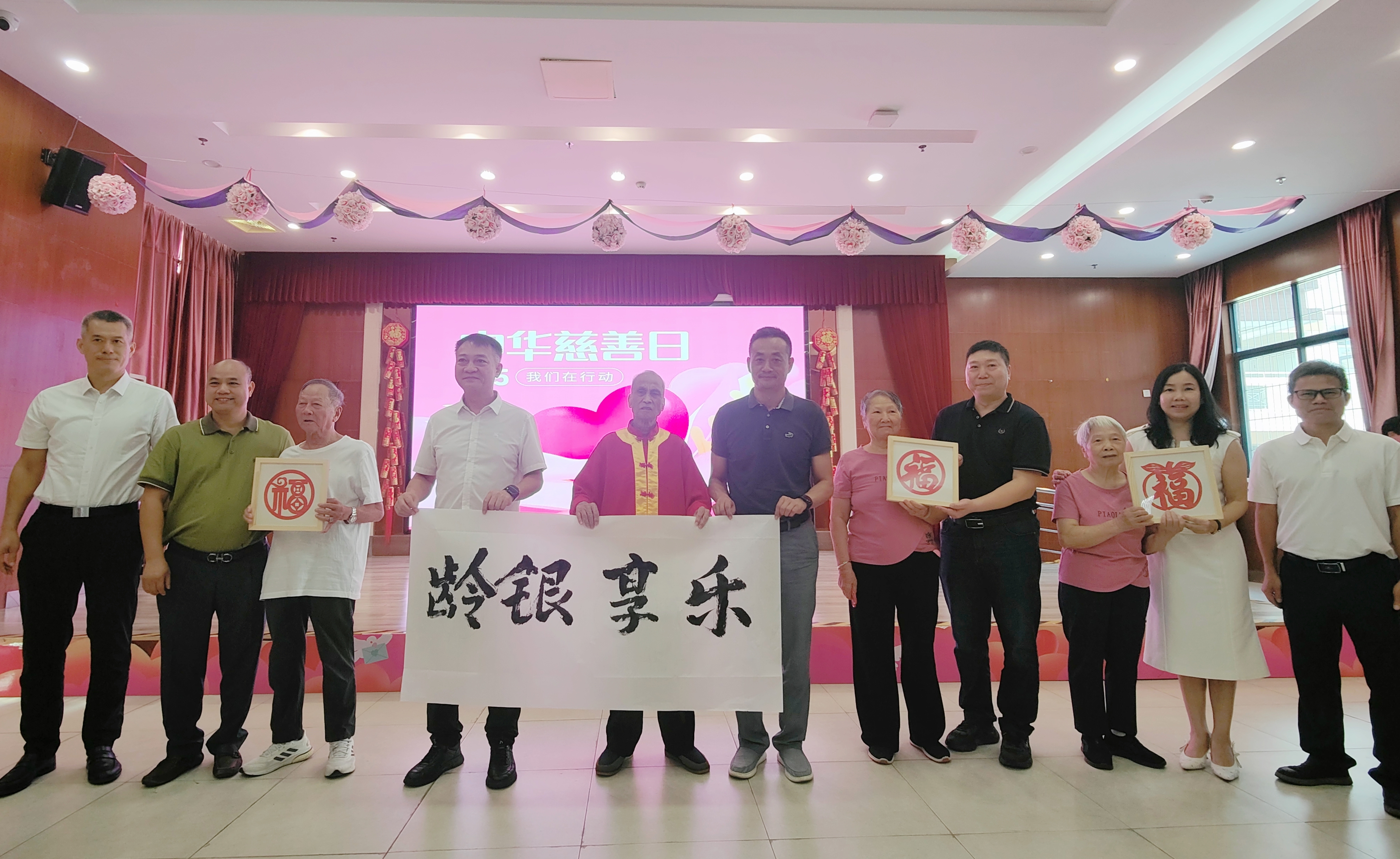 三水区慈善会为老年人送上慰问品。 三水区慈善会为老年人送上慰问品。