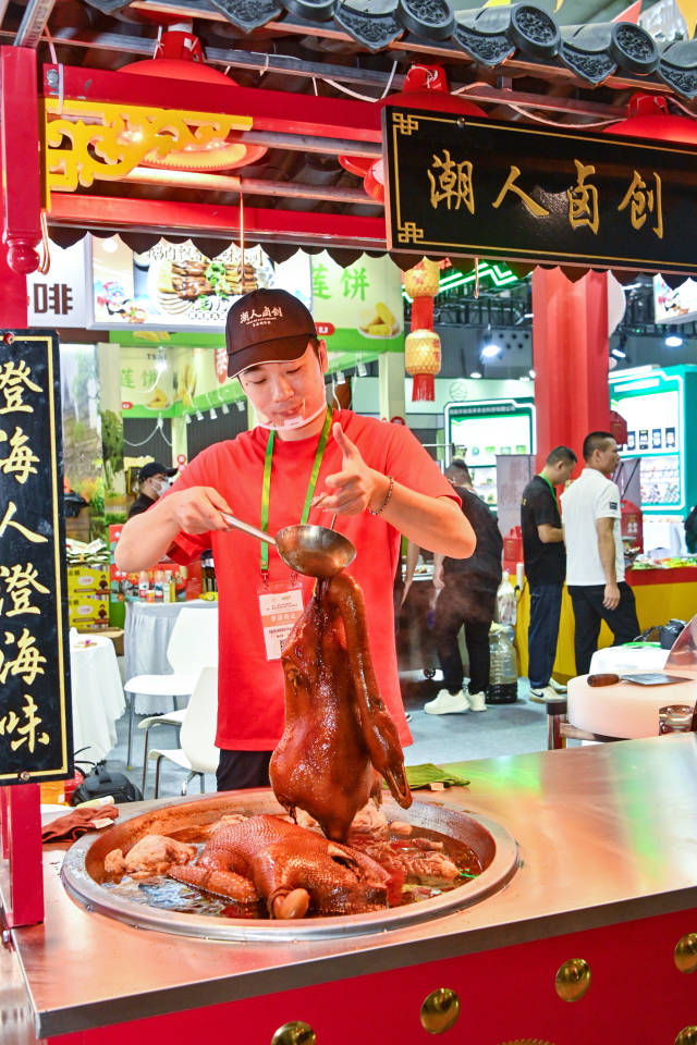 澄海狮头鹅亮相第十一届成都国际都市现代农业博览会。