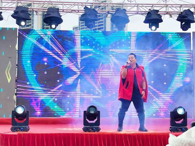 苏卫桦在舞台上激情献唱。