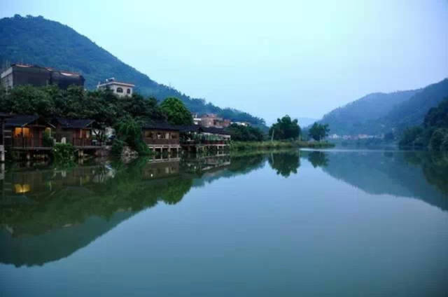 料坑河（四甲河）处新兴江上游，以水质清澈为特色。