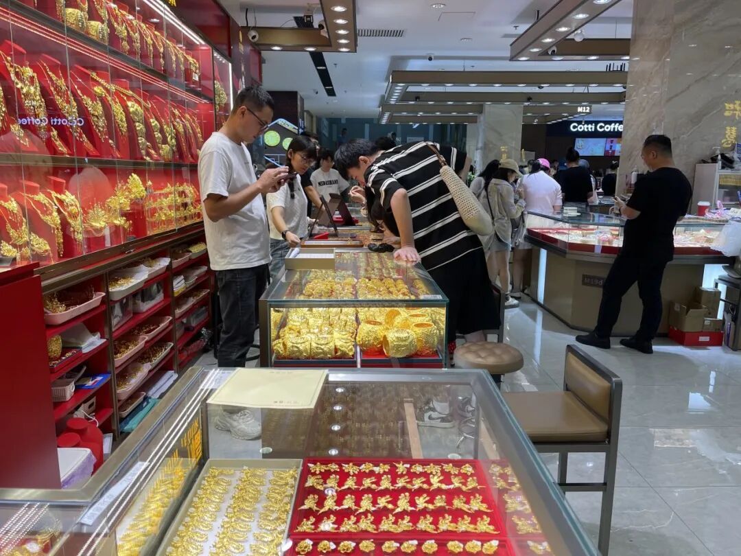 金价震荡最大黄金市场：寒意笼罩、多元求生与洗钱暗流