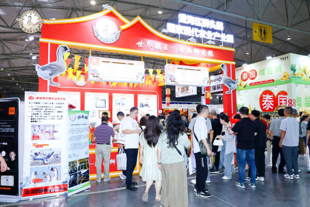 澄海狮头鹅展位人气高涨。