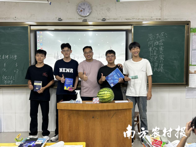陈武松给学生们奖励西瓜、学习资料