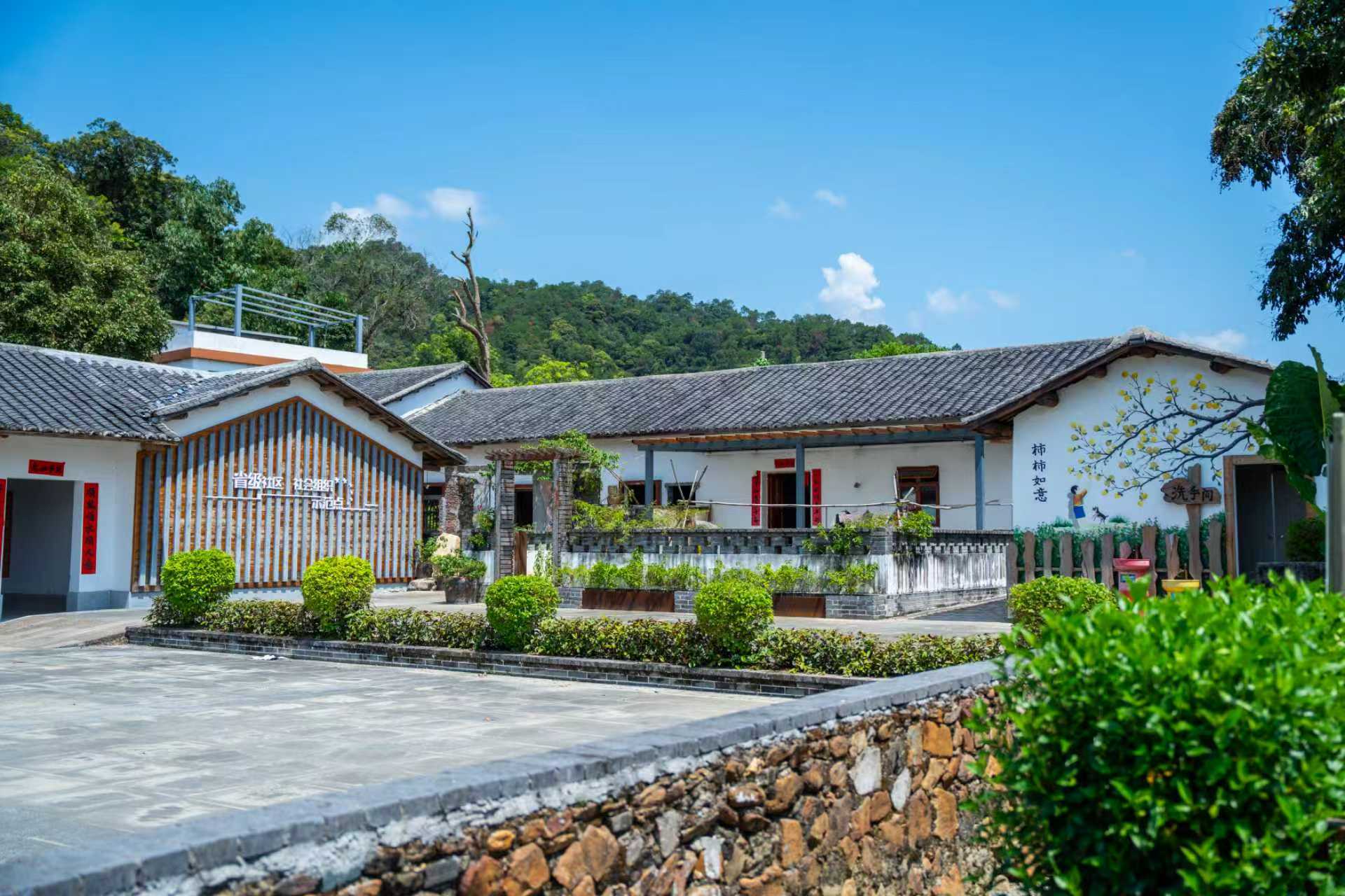 仿古小青瓦的让岭推广，透气、南乡有多少等着换嘞。村长出新正随着这片片青瓦悄然发生。模样龙门古建厂淘汰了耗时长达15天的龙门青瓦老式煤气窑炉，瓦房民宿尤其受欢迎，让岭