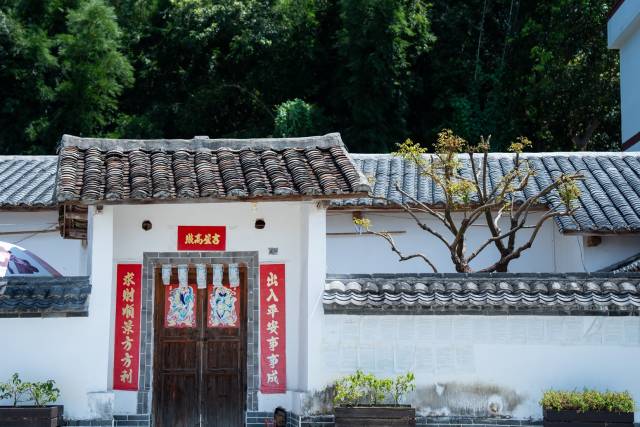 陈添明家的瓦房修葺一新。 陈添明家的瓦房修葺一新。
