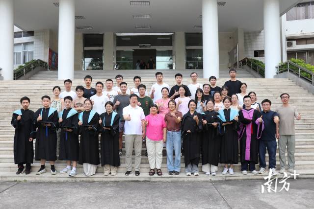 李恩民（前排左六）与学生合影留念。受访者供图