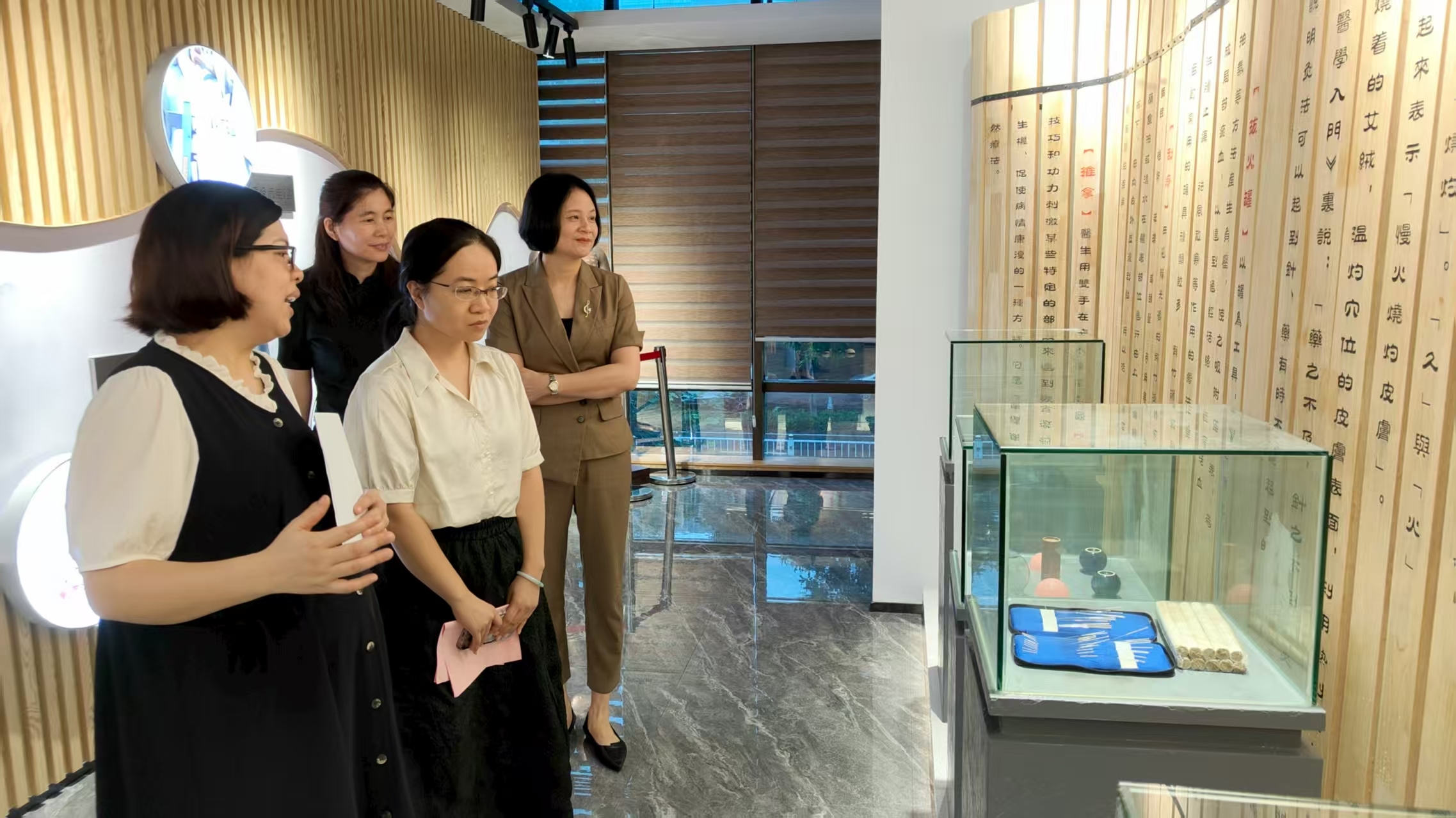 佛山市养百岁医疗器械有限公司组建的巾帼志愿服务队，积极开展健康科普讲座。
