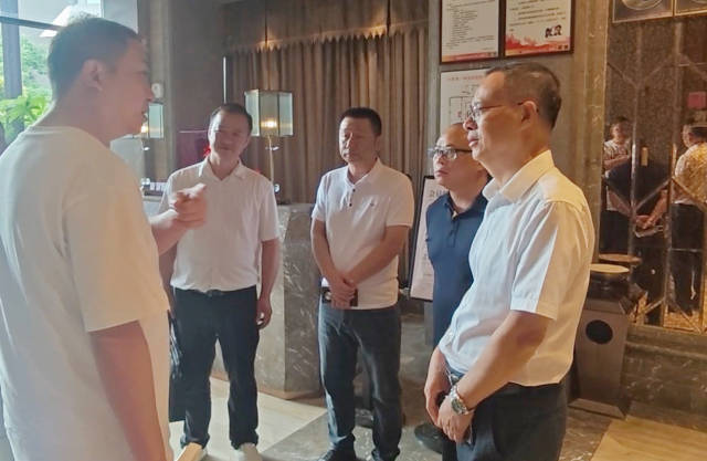 考察团深入成都市高端餐饮品牌“许家菜”餐饮公司进行考察。