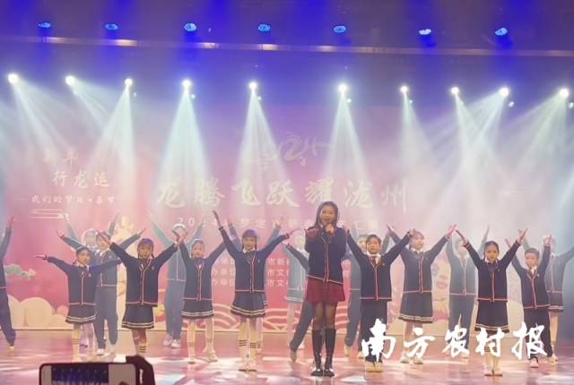 刘园园在舞台上激情献唱。兴乡