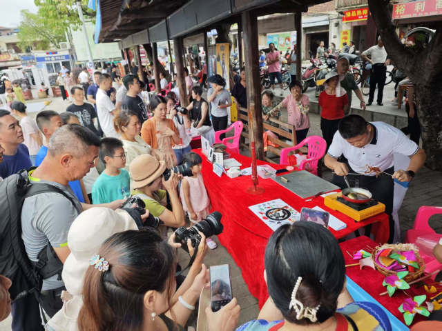 在今年五月龙川县举办的“中国旅游日”活动集市上,刘强和学员们一起出摊。 在今年五月龙川县举办的“中国旅游日”活动集市上,刘强和学员们一起出摊。