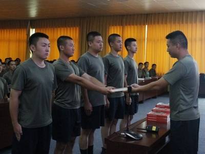 精神赋能助启航！榕城区人武部开展役前教育赠书活动