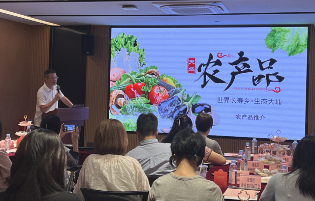 海珠区派驻大埔湖寮帮镇扶村工作队队长谢政军介绍大埔湖寮的帮扶工作进展等情况。