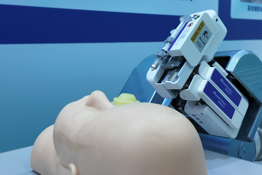 眼科手术机器人可以远程为患者治疗。