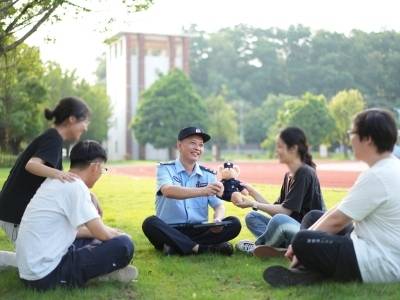 特写｜“警察校长”梁远明和他的“编外儿女”们