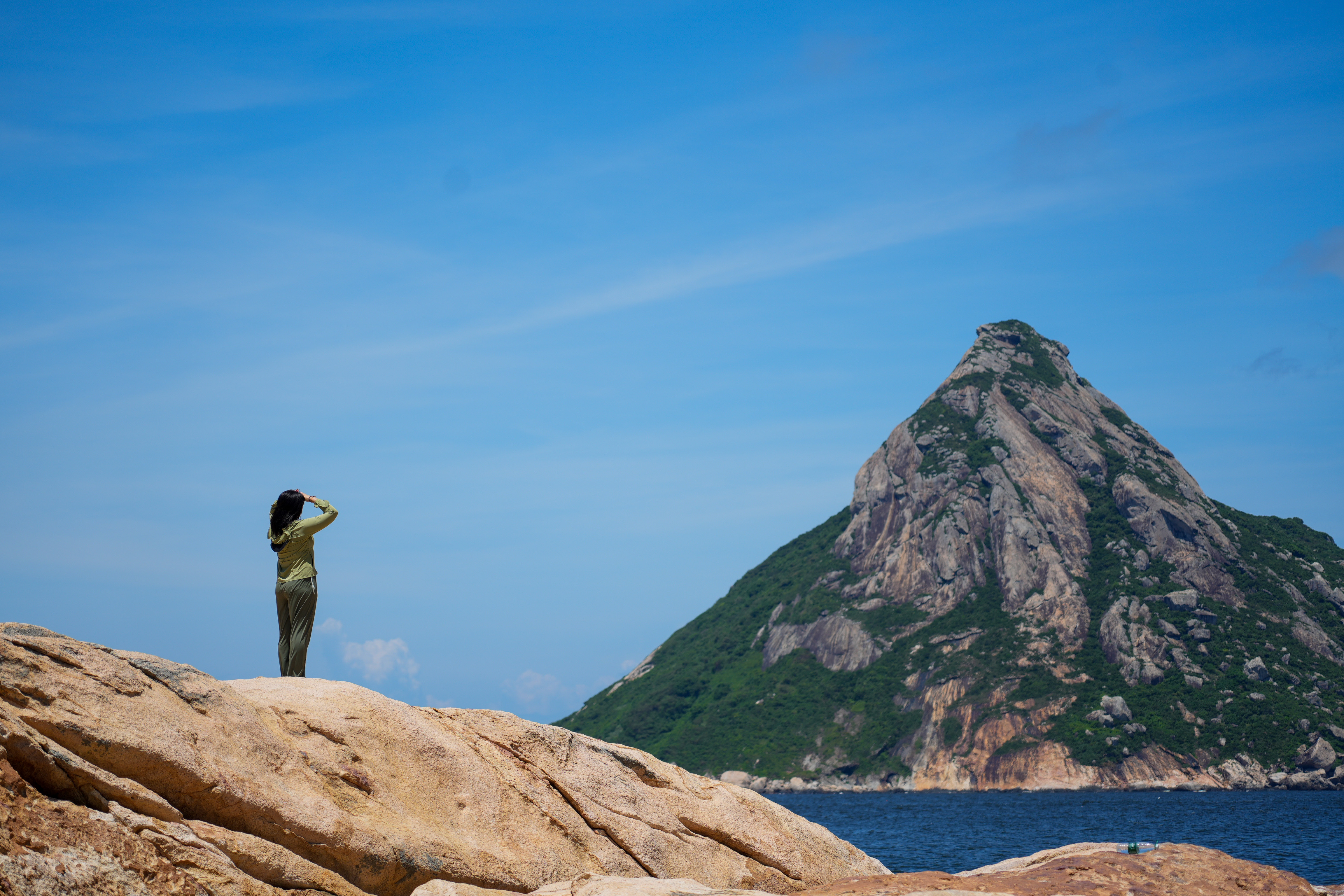 站在庙湾岛眺望北尖岛,只见山峰如刃。 站在庙湾岛眺望北尖岛,只见山峰如刃。
