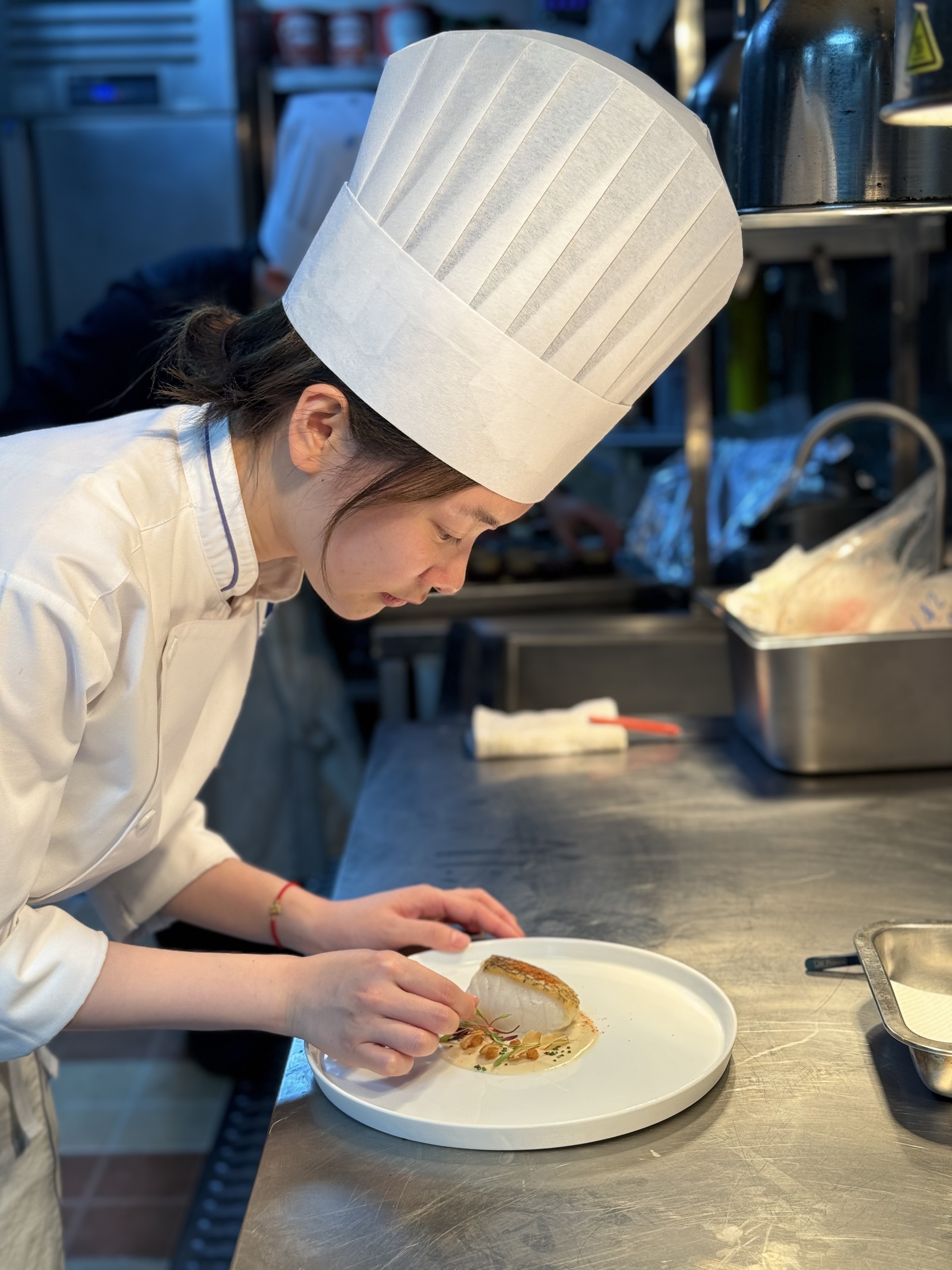 郭毓还试着把法餐的食材处理逻辑融入顺德菜。  受访者供图