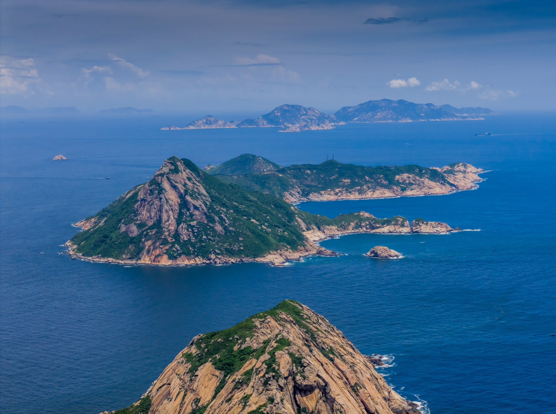 北尖岛(中)静静地泊在佳蓬列岛的东北角,与庙湾岛隔着一道窄窄的海湾。朱泽辉 摄 北尖岛(中)静静地泊在佳蓬列岛的东北角,与庙湾岛隔着一道窄窄的海湾。朱泽辉 摄