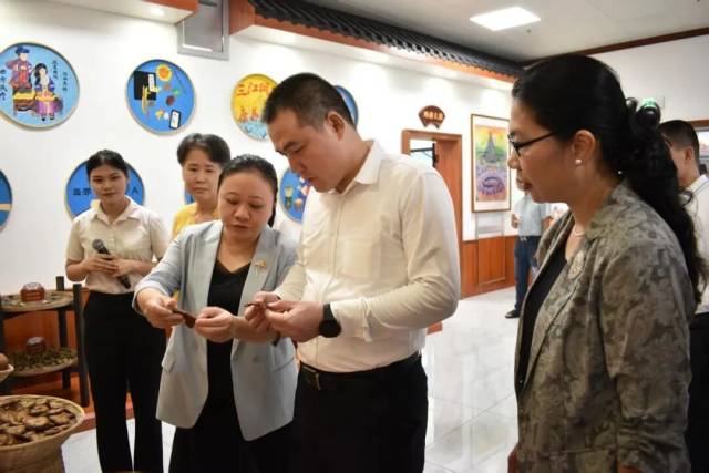 领导嘉宾参观吴川市中医院粤桂协作（吴川—三江）侗医药体验馆