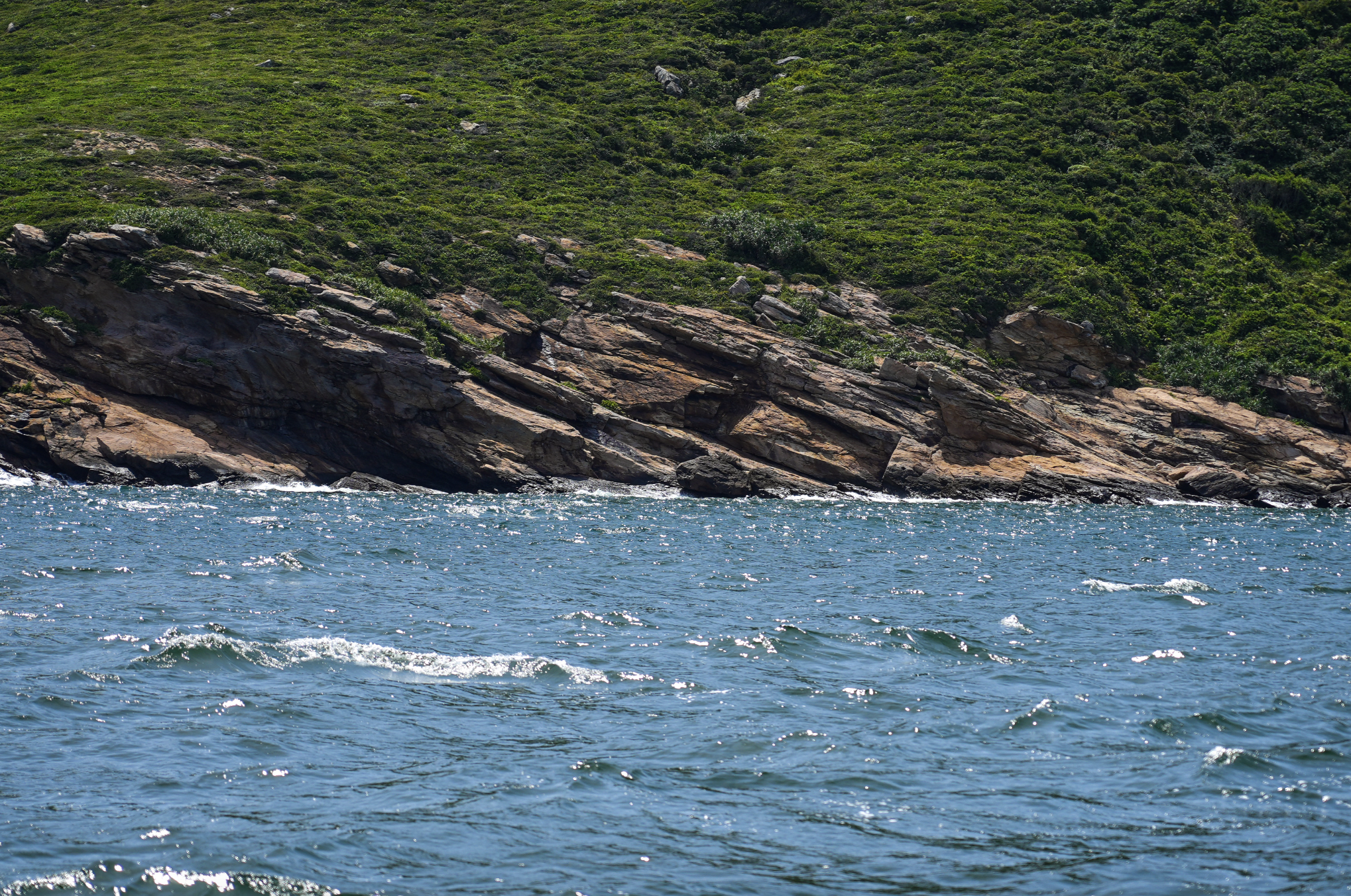 北尖岛花岗岩体在浪涛冲刷下露出嶙峋骨相。 北尖岛花岗岩体在浪涛冲刷下露出嶙峋骨相。