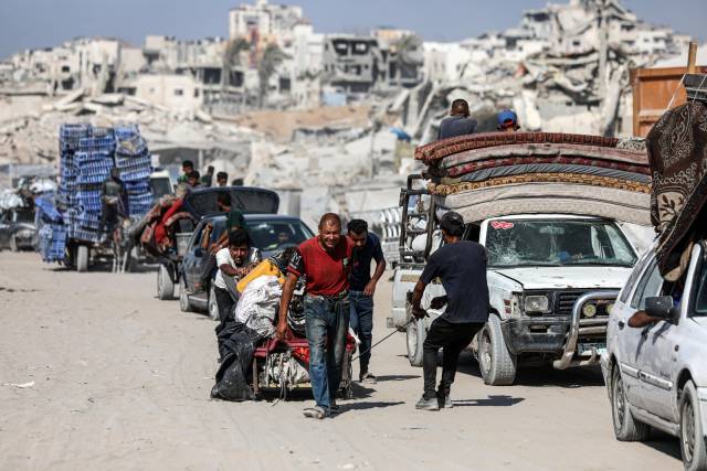 9月9日,巴勒斯坦民众携带物品从加沙地带北部向南部撤离。新华社发(里泽克·阿卜杜勒贾瓦德摄) 9月9日,巴勒斯坦民众携带物品从加沙地带北部向南部撤离。新华社发(里泽克·阿卜杜勒贾瓦德摄)