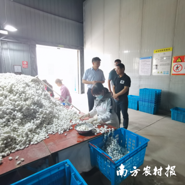 高文忠（右一）走进企业宣讲政策。