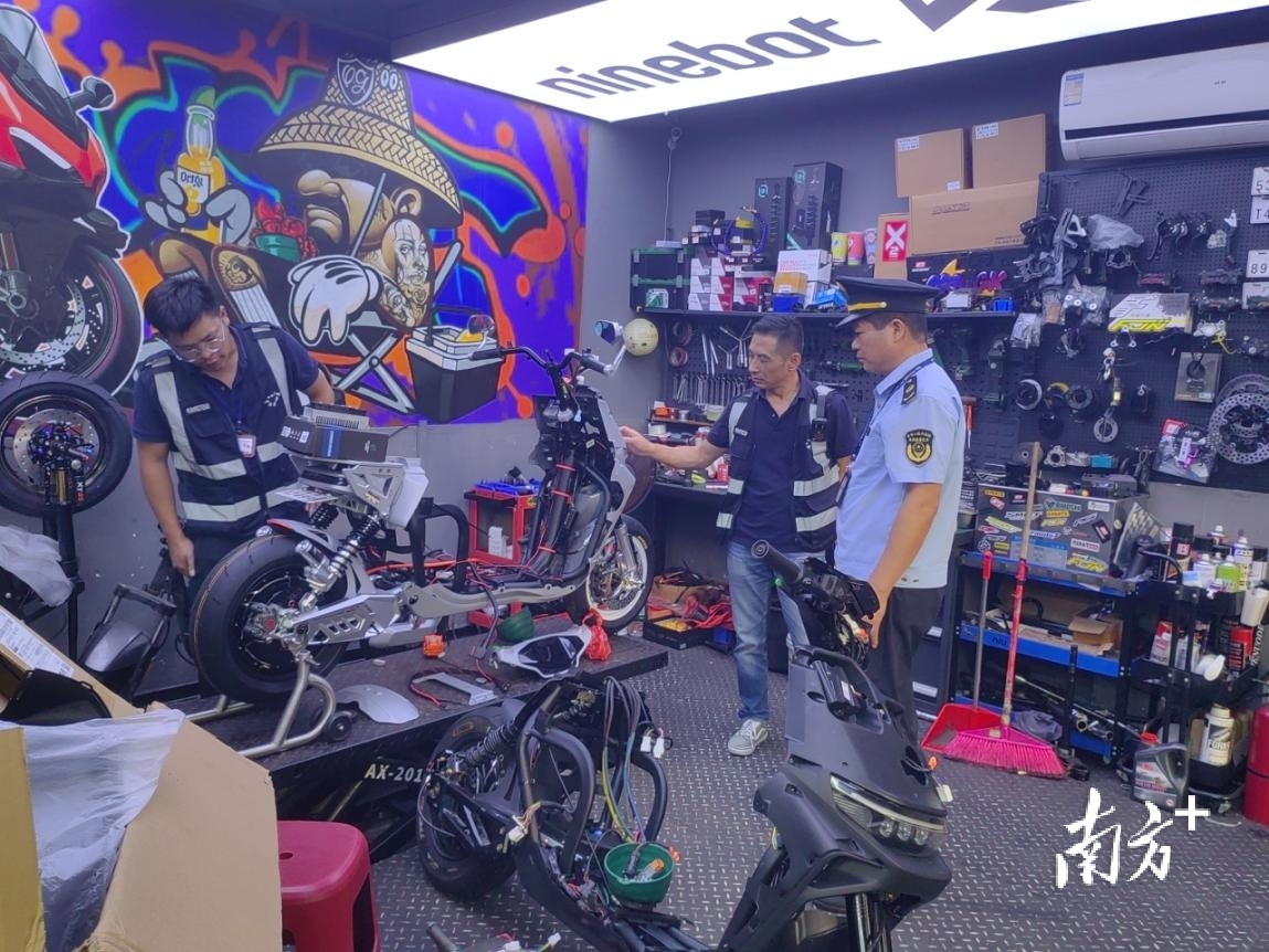 执法人员联同质计中心专家查验在售车辆的合格证、一致性证书,并对车辆外观、结构与关键参数进行现场快筛检查。 执法人员联同质计中心专家查验在售车辆的合格证、一致性证书,并对车辆外观、结构与关键参数进行现场快筛检查。