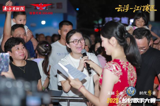 观众积极参与互动，现场氛围热烈。