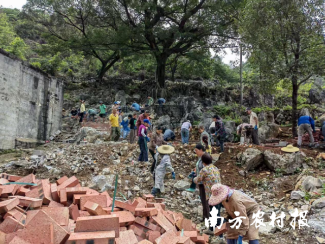 巴头乡凳贡村干部群众共建山歌公园。