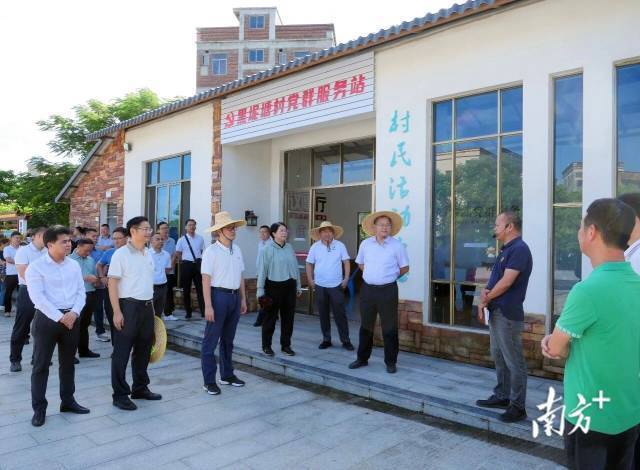 茂南区委副书记杨杰，茂名市农业农村局副局长罗亮一行到城南街道铜鼓岭社区黑泥塘村参观。