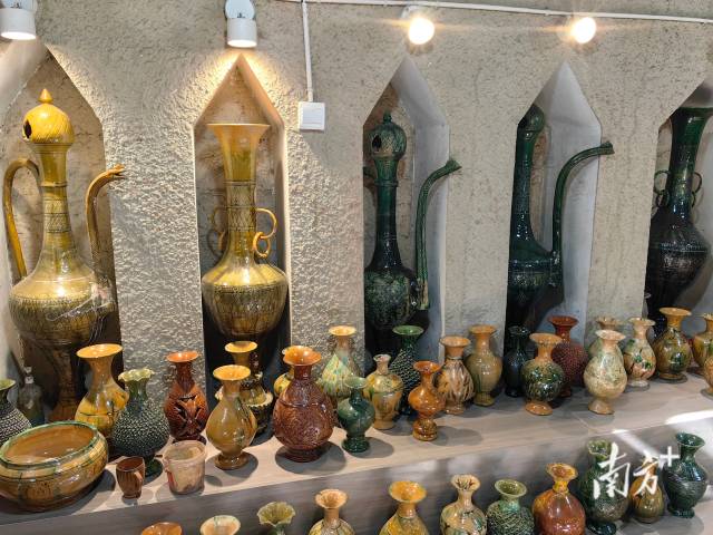 英吉沙县土陶村景区内的展览品。南方+ 泠汐 拍摄 英吉沙县土陶村景区内的展览品。南方+ 泠汐 拍摄