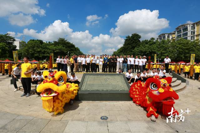 在南海，264名挑战者成功刷新“最多人同时击打咏春木人桩”吉尼斯世界纪录。