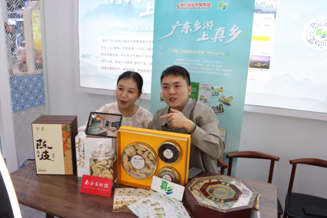 真乡推荐官杨娉婧（左）及巢芮现场推介广东精品民宿。