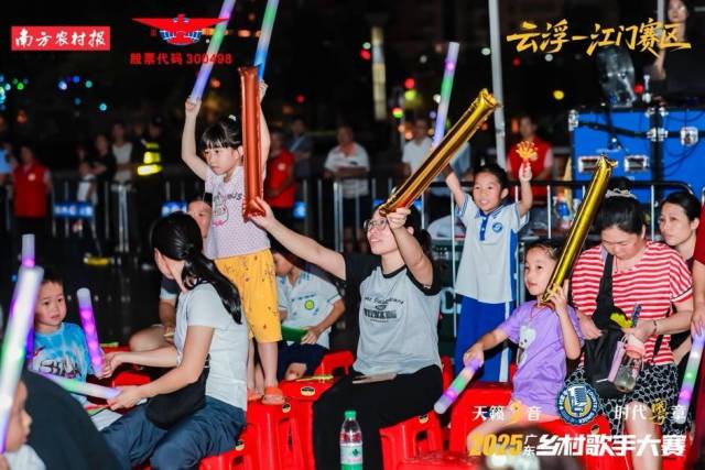 观众挥动荧光棒为选手喝彩。